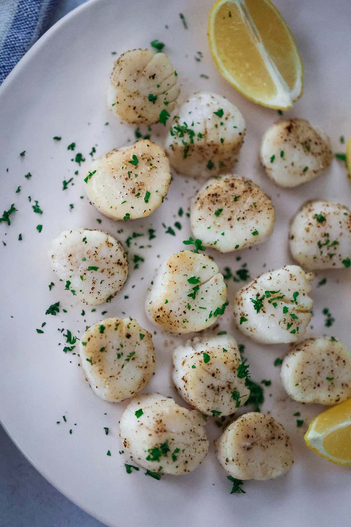 https://www.cookedbyjulie.com/wp-content/uploads/2022/11/baked-scallops-one.jpg